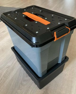 S novým rokem nový model domácího kompostéru🪱. Hodně štěstí a úspěchů v roce 2023 přeje ŽÍŽALÁRNA🥂 #kompostovani...